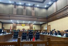 SIDANG PERDANA KUOTA HAJI HINGGA MALAM, ASRUL AZIS TABA LANGSUNG AJUKAN NOTA PERLAWANAN.