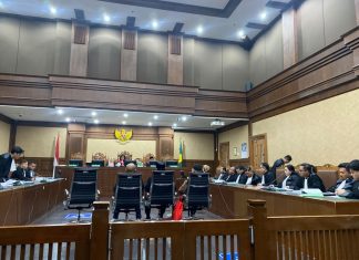 SIDANG PERDANA KUOTA HAJI HINGGA MALAM, ASRUL AZIS TABA LANGSUNG AJUKAN NOTA PERLAWANAN.